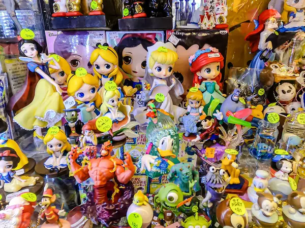 Farklı figür ve stillerde Japon plastik oyuncak bebekleri seçici odaklı hatıra olarak MIXT Chatuchak 'ta satılıyor. Bangkok, Tayland. - 7 Haziran 2025.