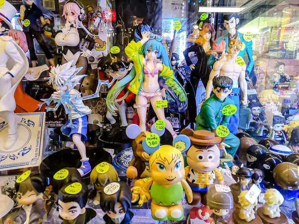 Farklı figür ve stillerde Japon plastik oyuncak bebekleri seçici odaklı hatıra olarak MIXT Chatuchak 'ta satılıyor. Bangkok, Tayland. - 7 Haziran 2025.