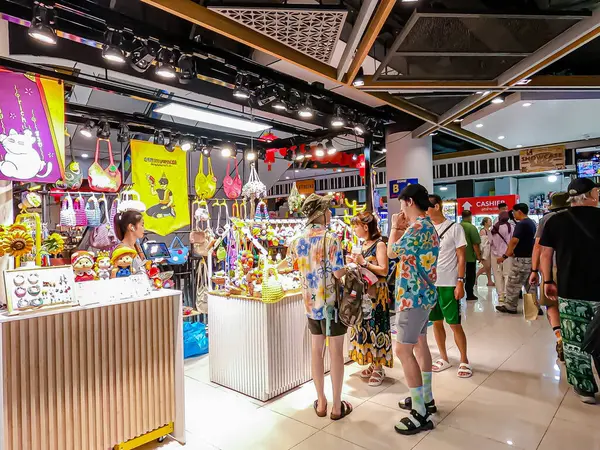 MIXT Chatuchak 'taki alışveriş merkezinin iç manzarası, çeşitli ürün, giysi, turistler ve yerel insanlar için hediyelik eşya satan farklı dükkanlar sergileniyor. Bangkok, Tayland. - 6 Haziran 2025.