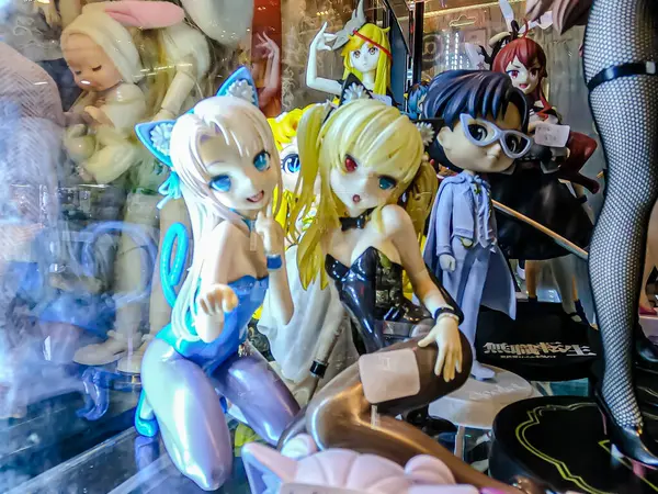 Farklı figür ve stillerde Japon plastik oyuncak bebekleri seçici odaklı hatıra olarak MIXT Chatuchak 'ta satılıyor. Bangkok, Tayland. - 7 Haziran 2025.