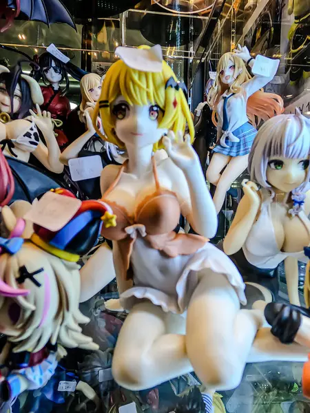 Farklı figür ve stillerde Japon plastik oyuncak bebekleri seçici odaklı hatıra olarak MIXT Chatuchak 'ta satılıyor. Bangkok, Tayland. - 7 Haziran 2025.
