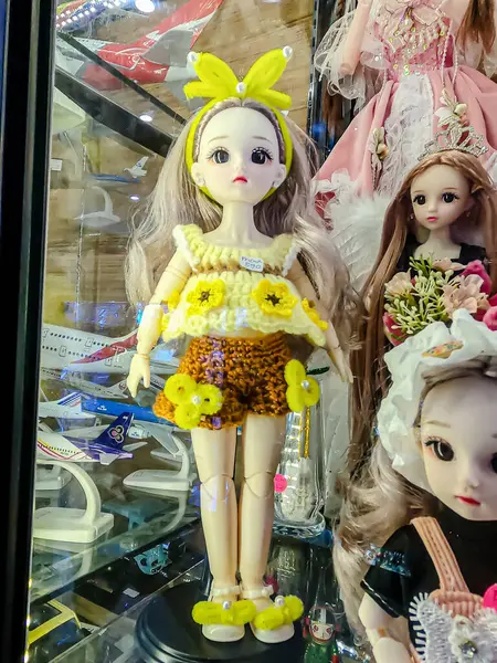 Farklı figür ve stillerde Japon plastik oyuncak bebekleri seçici odaklı hatıra olarak MIXT Chatuchak 'ta satılıyor. Bangkok, Tayland. - 7 Haziran 2025.