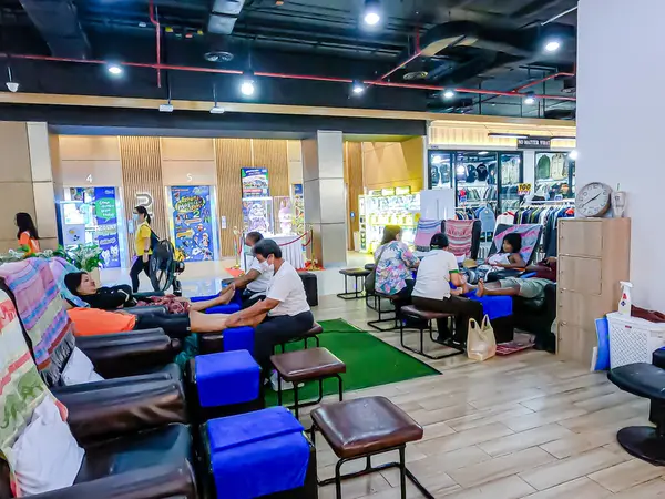 MIXT Chatuchak alışveriş merkezinde, Tayland geleneksel masajında turistler ve yerel insanlar için yorgun vücutlarını mutlu bir şekilde rahatlatmak için servis alanı vardır. Bangkok, Tayland. - 6 Haziran 2025.