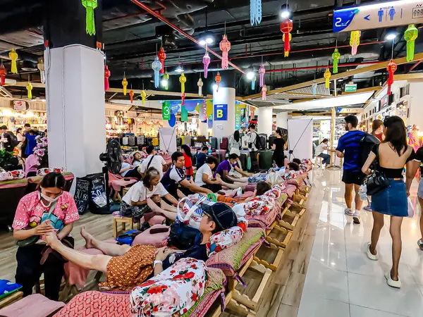 MIXT Chatuchak alışveriş merkezinde, Tayland geleneksel masajında turistler ve yerel insanlar için yorgun vücutlarını mutlu bir şekilde rahatlatmak için servis alanı vardır. Bangkok, Tayland. - 6 Haziran 2025.