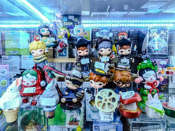 Farklı figür ve stillerde Japon plastik oyuncak bebekleri seçici odaklı hatıra olarak MIXT Chatuchak 'ta satılıyor. Bangkok, Tayland. - 7 Haziran 2025.