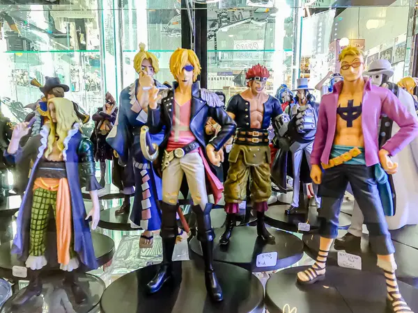 Farklı figür ve stillerde Japon plastik oyuncak bebekleri seçici odaklı hatıra olarak MIXT Chatuchak 'ta satılıyor. Bangkok, Tayland. - 7 Haziran 2025.