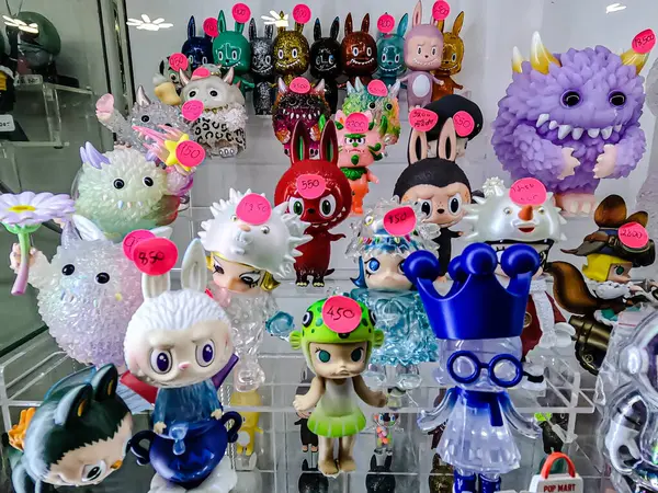 Farklı figür ve stillerde Japon plastik oyuncak bebekleri seçici odaklı hatıra olarak MIXT Chatuchak 'ta satılıyor. Bangkok, Tayland. - 7 Haziran 2025.