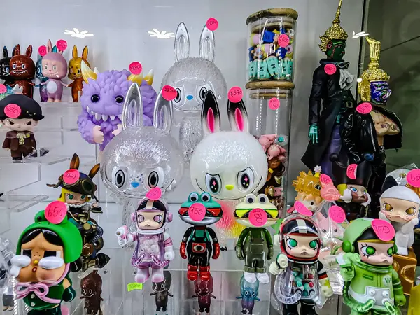 Farklı figür ve stillerde Japon plastik oyuncak bebekleri seçici odaklı hatıra olarak MIXT Chatuchak 'ta satılıyor. Bangkok, Tayland. - 7 Haziran 2025.