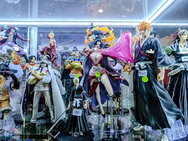 Farklı figür ve stillerde Japon plastik oyuncak bebekleri seçici odaklı hatıra olarak MIXT Chatuchak 'ta satılıyor. Bangkok, Tayland. - 7 Haziran 2025.