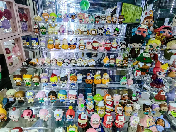 Farklı figür ve stillerde Japon plastik oyuncak bebekleri seçici odaklı hatıra olarak MIXT Chatuchak 'ta satılıyor. Bangkok, Tayland. - 7 Haziran 2025.