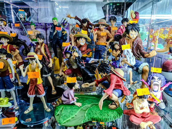 Farklı figür ve stillerde Japon plastik oyuncak bebekleri seçici odaklı hatıra olarak MIXT Chatuchak 'ta satılıyor. Bangkok, Tayland. - 7 Haziran 2025.