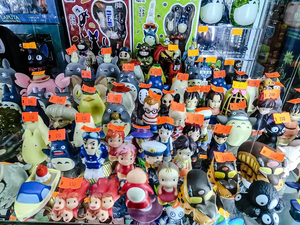 Farklı figür ve stillerde Japon plastik oyuncak bebekleri seçici odaklı hatıra olarak MIXT Chatuchak 'ta satılıyor. Bangkok, Tayland. - 7 Haziran 2025.