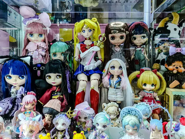 Farklı figür ve stillerde Japon plastik oyuncak bebekleri seçici odaklı hatıra olarak MIXT Chatuchak 'ta satılıyor. Bangkok, Tayland. - 7 Haziran 2025.