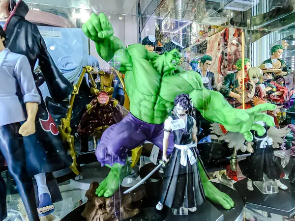 Farklı figür ve stillerde Japon plastik oyuncak bebekleri seçici odaklı hatıra olarak MIXT Chatuchak 'ta satılıyor. Bangkok, Tayland. - 7 Haziran 2025.