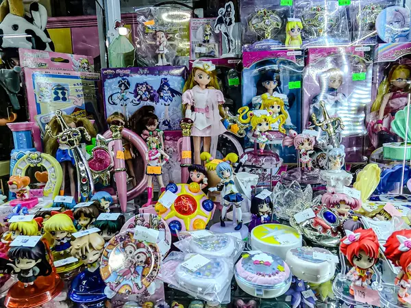 Farklı figür ve stillerde Japon plastik oyuncak bebekleri seçici odaklı hatıra olarak MIXT Chatuchak 'ta satılıyor. Bangkok, Tayland. - 7 Haziran 2025.
