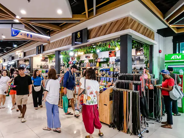 MIXT Chatuchak 'taki alışveriş merkezinin iç manzarası, çeşitli ürün, giysi, turistler ve yerel insanlar için hediyelik eşya satan farklı dükkanlar sergileniyor. Bangkok, Tayland. - 6 Haziran 2025.