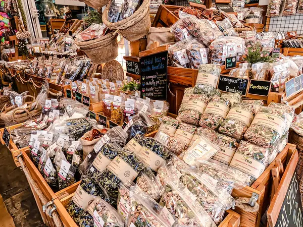 Chatuchak Haftasonu Pazarı 'nda sahil yürüyüşü boyunca yiyecek tezgahları. Her türlü güzel eşyayı, giysilere hediyelik eşya satıyorsun. Bangkok, Tayland 6 Haziran 2025.