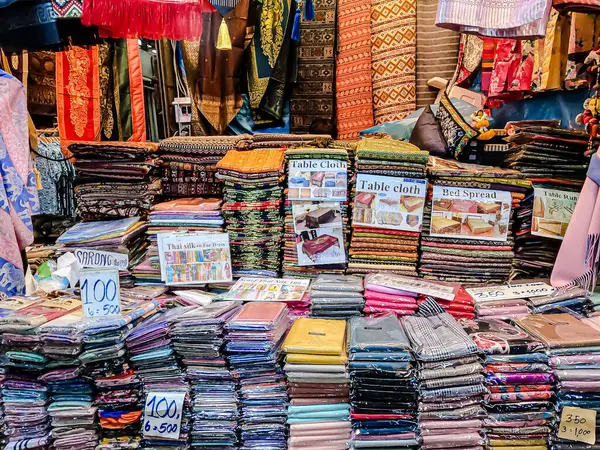 Chatuchak Haftasonu Pazarı 'nda sahil yürüyüşü boyunca yiyecek tezgahları. Her türlü güzel eşyayı, giysilere hediyelik eşya satıyorsun. Bangkok, Tayland 6 Haziran 2025.