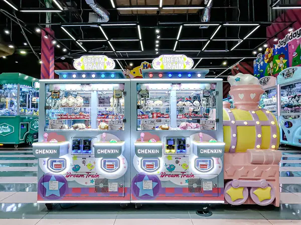 Bangkok, Tayland. - 6 Haziran 2025: Merkez Rama9 'daki farklı dükkanların iç mekanı, hediyelik eşyalar, sinema, restoranlar ve müşteriler için dinlenme alanı.