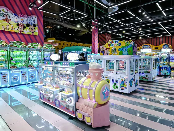 Bangkok, Tayland. - 6 Haziran 2025: Merkez Rama9 'daki farklı dükkanların iç mekanı, hediyelik eşyalar, sinema, restoranlar ve müşteriler için dinlenme alanı.