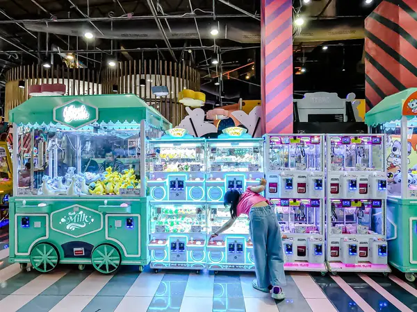 Central Rama9 'da iç mekan, Coin' in işlettiği oyun makineleri turistler ve yerel ziyaretçiler için şanslarını deneyebilsinler diye alışveriş merkezi eğlence alanı. Bangkok, Tayland. - 6 Haziran 2025.