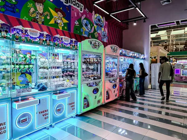 Central Rama9 'da iç mekan, Coin' in işlettiği oyun makineleri turistler ve yerel ziyaretçiler için şanslarını deneyebilsinler diye alışveriş merkezi eğlence alanı. Bangkok, Tayland. - 6 Haziran 2025.