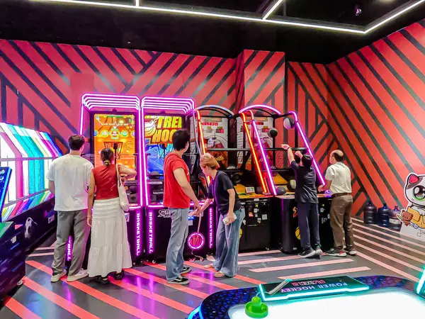 Central Rama9 'da iç mekan, Coin' in işlettiği oyun makineleri turistler ve yerel ziyaretçiler için şanslarını deneyebilsinler diye alışveriş merkezi eğlence alanı. Bangkok, Tayland. - 6 Haziran 2025.
