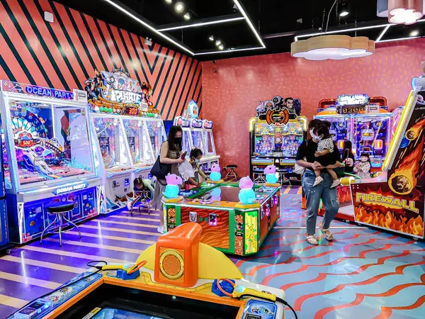 Central Rama9 'da iç mekan, Coin' in işlettiği oyun makineleri turistler ve yerel ziyaretçiler için şanslarını deneyebilsinler diye alışveriş merkezi eğlence alanı. Bangkok, Tayland. - 6 Haziran 2025.