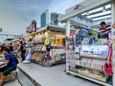 Jodd Fairs pazarı, Ratchada yolu boyunca popüler bir gece pazarı, Tayland sokak yemekleri, içecekler, hatıra eşyaları, meyveler ve diğerleri satılıyor. Bangkok, Tayland. - 7 Haziran 2025.