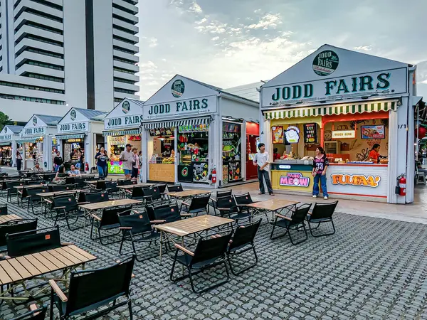 Jodd Fairs pazarı, Ratchada yolu boyunca popüler bir gece pazarı, Tayland sokak yemekleri, içecekler, hatıra eşyaları, meyveler ve diğerleri satılıyor. Bangkok, Tayland. - 7 Haziran 2025.