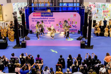 Bangkae bölgesindeki Thonburi, Tayland 'daki M Life Store' da bazı etkinliklerle birlikte dükkanların iç görüntüsü ve ekran telefonu. - 21 Haziran 2025.