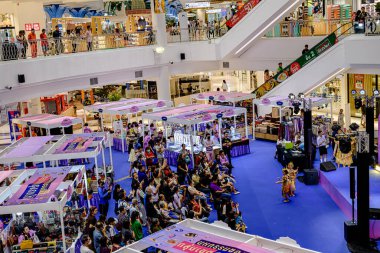 Bangkae bölgesindeki Thonburi, Tayland 'daki M Life Store' da bazı etkinliklerle birlikte dükkanların iç görüntüsü ve ekran telefonu. - 21 Haziran 2025.