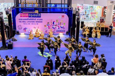 Bangkae bölgesindeki Thonburi, Tayland 'daki M Life Store' da bazı etkinliklerle birlikte dükkanların iç görüntüsü ve ekran telefonu. - 21 Haziran 2025.