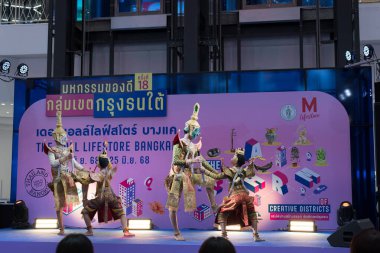 Bangkae bölgesindeki Thonburi, Tayland 'daki M Life Store' da bazı etkinliklerle birlikte dükkanların iç görüntüsü ve ekran telefonu. - 21 Haziran 2025.