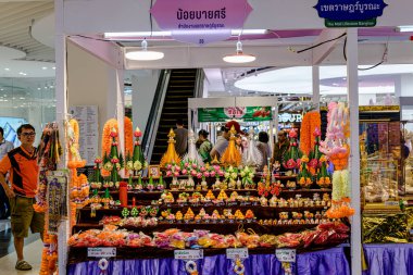 Bangkae bölgesindeki Thonburi, Tayland 'daki M Life Store' da bazı etkinliklerle birlikte dükkanların iç görüntüsü ve ekran telefonu. - 21 Haziran 2025.