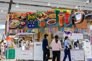 Bangkae bölgesindeki Thonburi, Tayland 'daki M Life Store' da bazı etkinliklerle birlikte dükkanların iç görüntüsü ve ekran telefonu. - 21 Haziran 2025.