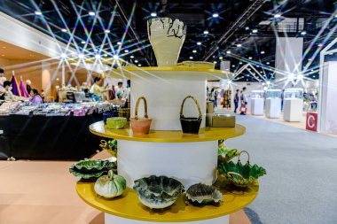 Bangkok 2025, QSNCC sergi merkezinde farklı tedarikçilerle Tayland 'da üretilen ürünlerin çeşitlerini satan el sanatları. Balık gözü lensli fotoğraflar. Bangkok, Tayland. - 21 Haziran 2025.