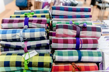 Bangkok 2025, QSNCC sergi merkezinde farklı tedarikçilerle Tayland 'da üretilen ürünlerin çeşitlerini satan el sanatları. Balık gözü lensli fotoğraflar. Bangkok, Tayland. - 21 Haziran 2025.