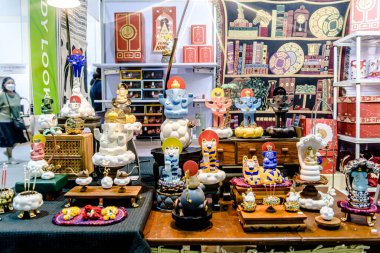 Bangkok 2025, QSNCC sergi merkezinde farklı tedarikçilerle Tayland 'da üretilen ürünlerin çeşitlerini satan el sanatları. Balık gözü lensli fotoğraflar. Bangkok, Tayland. - 21 Haziran 2025.