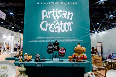 Bangkok 2025, QSNCC sergi merkezinde farklı tedarikçilerle Tayland 'da üretilen ürünlerin çeşitlerini satan el sanatları. Balık gözü lensli fotoğraflar. Bangkok, Tayland. - 21 Haziran 2025.