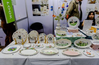 Bangkok 2025, QSNCC sergi merkezinde farklı tedarikçilerle Tayland 'da üretilen ürünlerin çeşitlerini satan el sanatları. Balık gözü lensli fotoğraflar. Bangkok, Tayland. - 21 Haziran 2025.