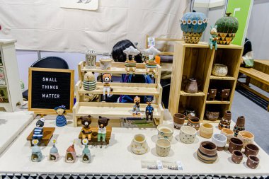 Bangkok 2025, QSNCC sergi merkezinde farklı tedarikçilerle Tayland 'da üretilen ürünlerin çeşitlerini satan el sanatları. Balık gözü lensli fotoğraflar. Bangkok, Tayland. - 21 Haziran 2025.