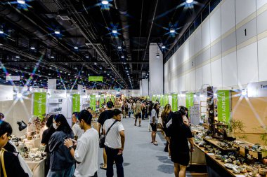 Bangkok 2025, QSNCC sergi merkezinde farklı tedarikçilerle Tayland 'da üretilen ürünlerin çeşitlerini satan el sanatları. Balık gözü lensli fotoğraflar. Bangkok, Tayland. - 21 Haziran 2025.