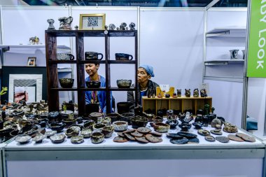 Bangkok 2025, QSNCC sergi merkezinde farklı tedarikçilerle Tayland 'da üretilen ürünlerin çeşitlerini satan el sanatları. Balık gözü lensli fotoğraflar. Bangkok, Tayland. - 21 Haziran 2025.