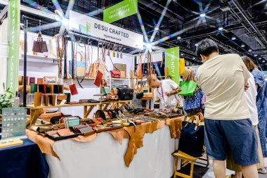 Bangkok 2025, QSNCC sergi merkezinde farklı tedarikçilerle Tayland 'da üretilen ürünlerin çeşitlerini satan el sanatları. Balık gözü lensli fotoğraflar. Bangkok, Tayland. - 21 Haziran 2025.