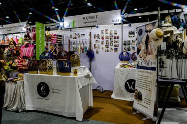 Bangkok 2025, QSNCC sergi merkezinde farklı tedarikçilerle Tayland 'da üretilen ürünlerin çeşitlerini satan el sanatları. Balık gözü lensli fotoğraflar. Bangkok, Tayland. - 21 Haziran 2025.