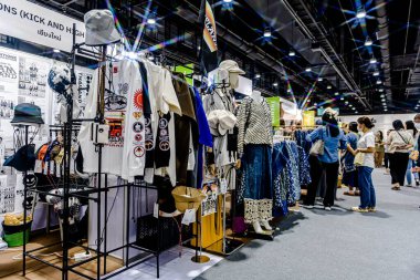 Bangkok 2025, QSNCC sergi merkezinde farklı tedarikçilerle Tayland 'da üretilen ürünlerin çeşitlerini satan el sanatları. Balık gözü lensli fotoğraflar. Bangkok, Tayland. - 21 Haziran 2025.