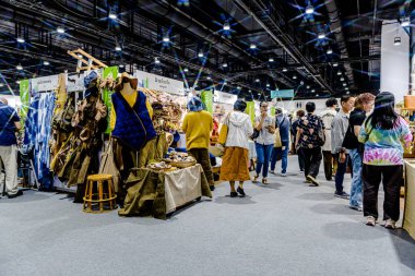 Bangkok 2025, QSNCC sergi merkezinde farklı tedarikçilerle Tayland 'da üretilen ürünlerin çeşitlerini satan el sanatları. Balık gözü lensli fotoğraflar. Bangkok, Tayland. - 21 Haziran 2025.