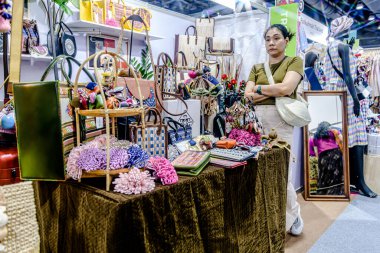 Bangkok 2025, QSNCC sergi merkezinde farklı tedarikçilerle Tayland 'da üretilen ürünlerin çeşitlerini satan el sanatları. Balık gözü lensli fotoğraflar. Bangkok, Tayland. - 21 Haziran 2025.