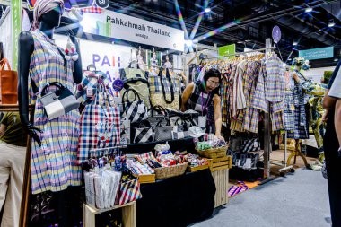 Bangkok 2025, QSNCC sergi merkezinde farklı tedarikçilerle Tayland 'da üretilen ürünlerin çeşitlerini satan el sanatları. Balık gözü lensli fotoğraflar. Bangkok, Tayland. - 21 Haziran 2025.